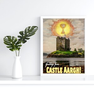 Op de afbeelding: Een vintage-stijl reisposter met een stenen kasteel op een klein eiland met een gouden kelk in een halo van licht erboven. De tekst luidt "Greetings from Castle Aaargh!"