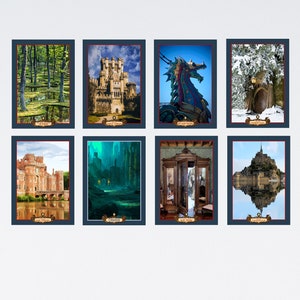 Pode incluir: Uma colagem de nove imagens que apresentam v&aacute;rios castelos, um drag&atilde;o, uma porta, uma floresta, uma sala com um espelho e uma ilha rochosa com um reflexo na &aacute;gua. Cada imagem &eacute; emoldurada com uma borda azul e uma faixa vermelha e dourada com texto.