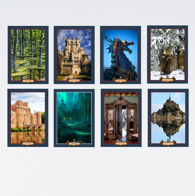 Pode incluir: Uma colagem de nove imagens que apresentam v&aacute;rios castelos, um drag&atilde;o, uma porta, uma floresta, uma sala com um espelho e uma ilha rochosa com um reflexo na &aacute;gua. Cada imagem &eacute; emoldurada com uma borda azul e uma faixa vermelha e dourada com texto.
