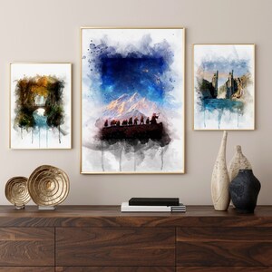 K&ouml;nnte beinhalten: Drei Aquarelle, die Szenen aus Herr der Ringe darstellen. Das erste Bild zeigt eine Gruppe von Hobbits, die durch einen schneebedeckten Gebirgspass wandern. Das zweite Bild zeigt eine Br&uuml;cke &uuml;ber einen Fluss in einem Wald. Das dritte Bild zeigt eine Burg auf einer Klippe mit Blick auf ein Gew&auml;sser.
