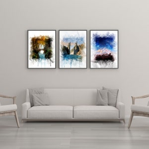 K&ouml;nnte beinhalten: Drei Aquarellbilder in schwarzen Rahmen, die jeweils eine andere Landschaftsszene darstellen. Das erste Bild zeigt eine Br&uuml;cke &uuml;ber einen Fluss mit B&auml;umen auf beiden Seiten. Das zweite Bild zeigt einen Wasserfall, der eine Klippe hinunterst&uuml;rzt. Das dritte Bild zeigt eine Bergkette mit einem sternenklaren Himmel dar&uuml;ber.