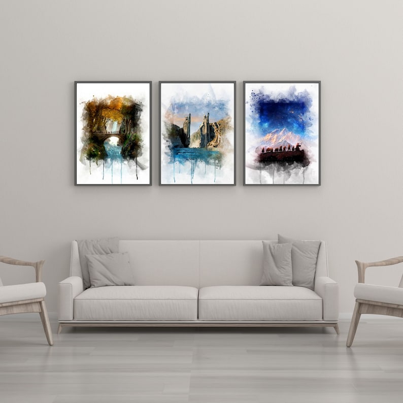 K&ouml;nnte beinhalten: Drei Aquarellbilder in schwarzen Rahmen, die jeweils eine andere Landschaftsszene darstellen. Das erste Bild zeigt eine Br&uuml;cke &uuml;ber einen Fluss mit B&auml;umen auf beiden Seiten. Das zweite Bild zeigt einen Wasserfall, der eine Klippe hinunterst&uuml;rzt. Das dritte Bild zeigt eine Bergkette mit einem sternenklaren Himmel dar&uuml;ber.