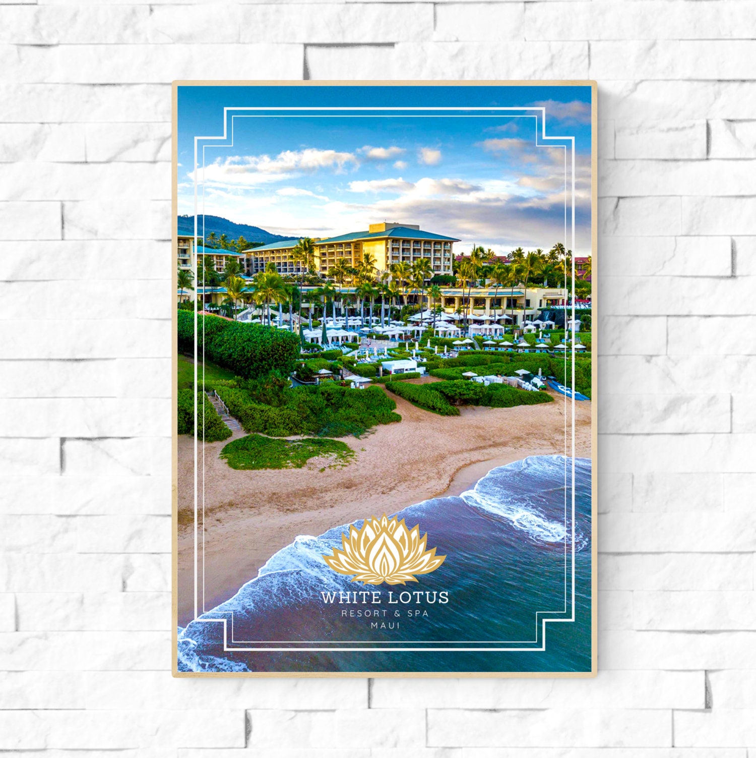 ホワイト ロータス マウイ ハワイ ホテルのポスター。架空のホテルの