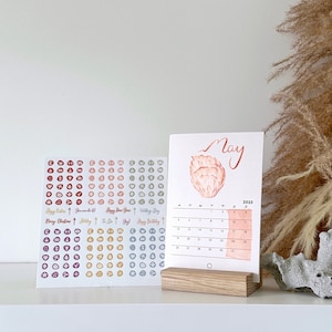 16 months Seaside Desk Calendar 2025-2026: Watercolour Shells, Wood Stand & Stickers