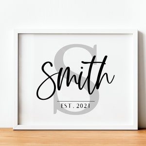 以下が含まれることがあります： 白い額縁に入ったプリント。グレーの「S」の文字と「Smith EST. 2021」という黒い文字が書かれている。