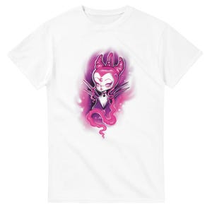Op de afbeelding: Wit T-shirt met een roze en paars cartoon karakter ontwerp. Het karakter heeft hoorns, een halve maan op het voorhoofd en een lange, vloeiende staart. Het ontwerp is geplaatst tegen een paarse rokerige achtergrond.