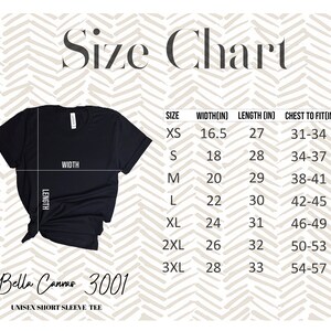 Puede incluir: Una camiseta negra unisex de manga corta con una tabla de tallas. La tabla enumera las tallas XS a 3XL, con medidas de ancho, largo y contorno de pecho en pulgadas. La camiseta es Bella Canvas 3001.