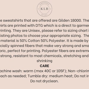 Peut inclure: Texte d&eacute;crivant les instructions d'entretien d'un sweat-shirt compos&eacute; de 50 % de coton et de 50 % de polyester. Le sweat-shirt est imprim&eacute; avec une impression directe sur v&ecirc;tement (DTG) et est disponible en tailles unisexes. Le texte comprend le nom de la marque "KLB Designs" et l'ann&eacute;e de cr&eacute;ation de la marque, "EST. 2021".