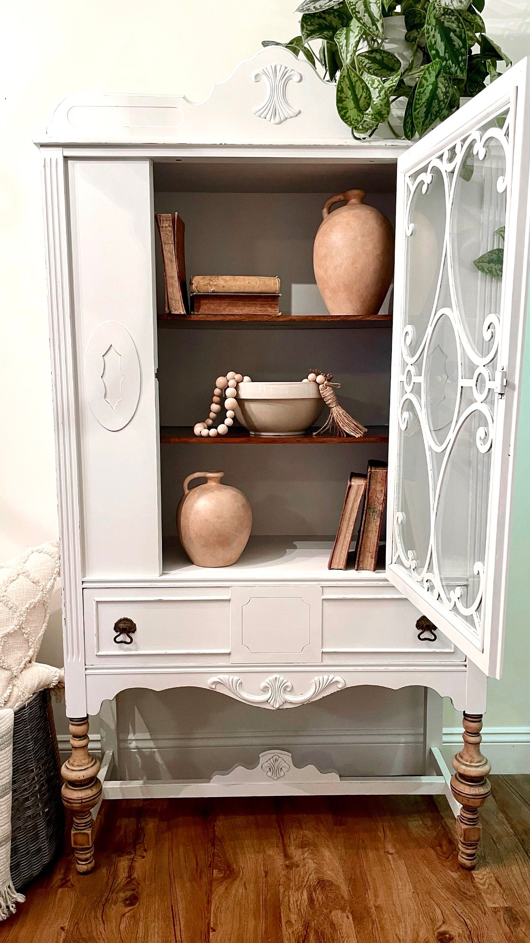 Country-style solid lime wood antiqued white finish W84xDP12xH68 cm sized  china hutch . Made in Italy