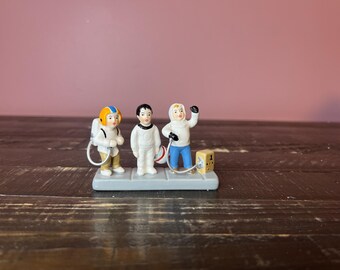 Département 56 : Un pas de géant ! - Série Villages des neiges ; Rayon 56 RETRAITE - Accessoire vintage pour village de vacances, village miniature