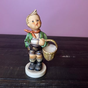 Vintage Goebel Hummel-beeldje uit de jaren 50; Village Boy # 51/0 TMK-2, vintage porseleinen beeldje - gemaakt in Duitsland; Klassiek verzameldecor