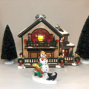 Dept 56: Christmas Lake Chalet (Gift Set)- Snow Village Series - Department 56 RETIRED; Miniature Lighted Christmas House and Accessories