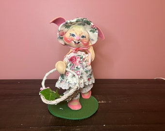 1993 Annalee Doll - Conejito de 11 pulgadas con Whicker Basket; Linda decoración de Pascua; Lujosa decoración navideña, muñeca vintage hecha a mano, decoración vintage de primavera