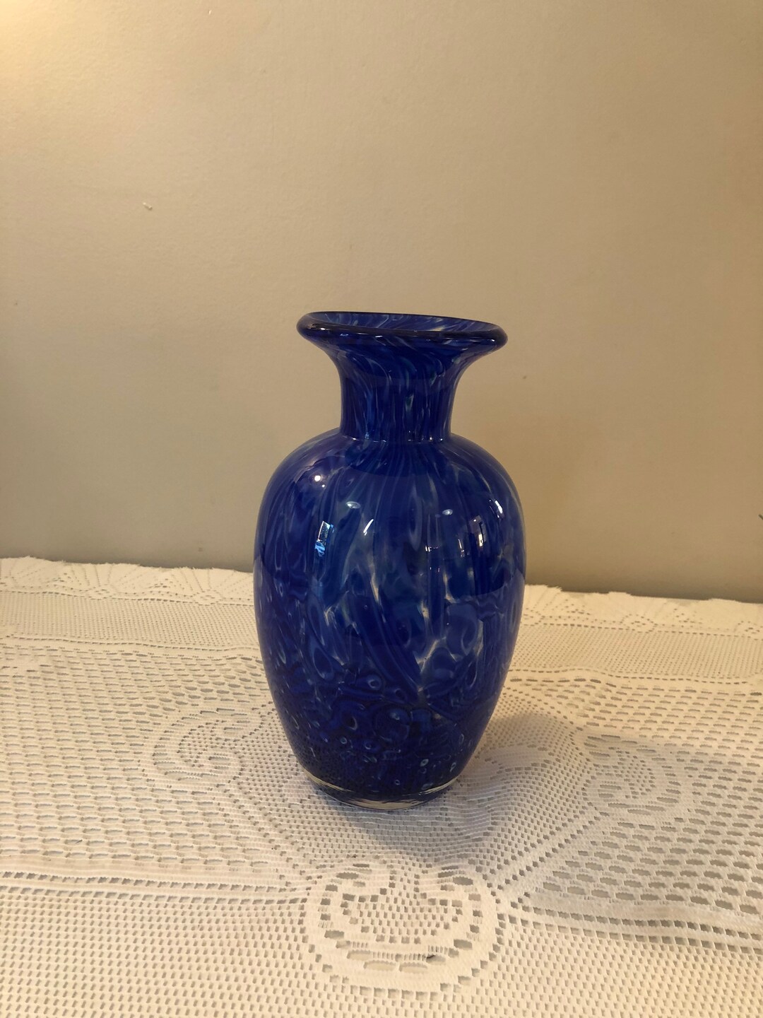 波形ガラス花瓶 青と白アンティーク ヴィンテージケース入りガラスの青と白の渦巻きアート花瓶、9インチ