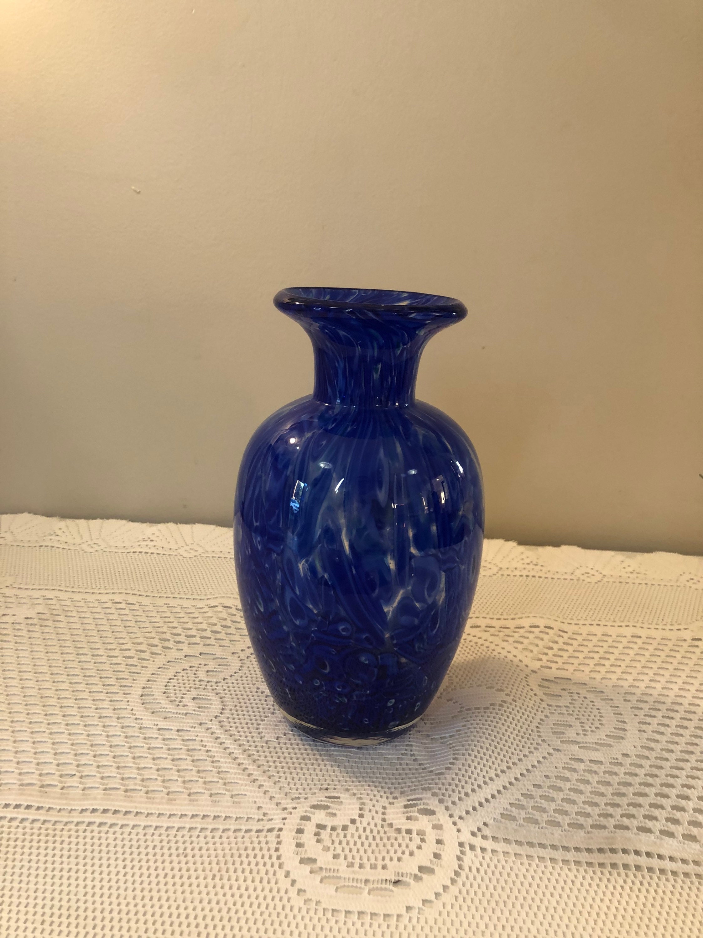 波形ガラス花瓶 青と白アンティーク ヴィンテージケース入りガラスの青と白の渦巻きアート花瓶、9インチ