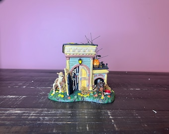 Département 56 : remise à outils de Grimsly ; Village des neiges d'Halloween - Département 56 - RETIRÉE ; décoration vintage de village illuminé d'automne pour Halloween ; Halloween miniature