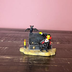 Lemax: Vampire In Casket-Spooky Town Halloween-serie; LEMAX RETIRED - Vintage dorpsaccessoire, herfst-Halloween, miniatuur Halloween-decor