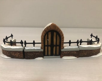 Departamento 56: Puerta y valla del cementerio: Colección Dickens&#39; Village; Departamento 56 - RETIRADO, Accesorio / Valla vintage de Christmas Village
