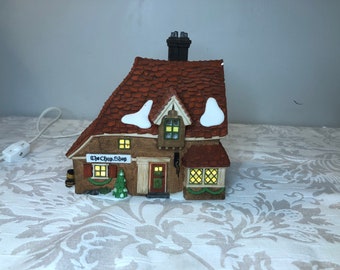 Departamento 56 - The Chop Shop: Serie Dickens' Village; Departamento 56 - DESCATALOGADO - Casa iluminada de porcelana de pueblo navideño vintage