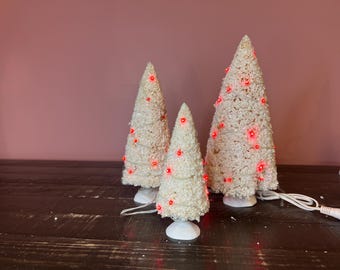 雪に覆われたクリスマスツリー。Department 56のPorcelain Village