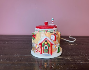 Dept56 ノースポールシリーズ サンタクロース夫妻の家 ライト ハウス 陶器 Amazon.com: Dept. 56 North Pole Series North Pole Dolls and