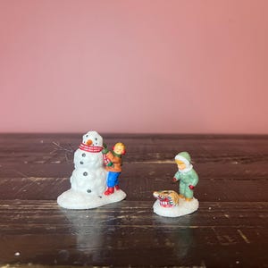 デパートメント56：雪の遊び仲間 - シンプル・トラディションズ、パイン・アイルズ・シリーズ；デパートメント56販売終了 - ヴィンテージ・クリスマス・ビレッジ・アクセサリー・シーン・デコレーション