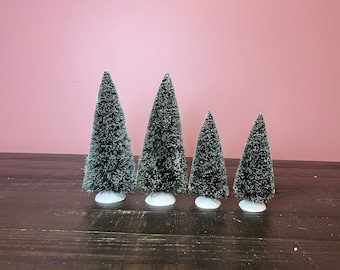 Abteilung 56- Frostierte Formschnittbäume - 4er-Set, Abteilung 56 im Ruhestand, Vintage-Miniatur-Weihnachtsdorfbaum, Dorfszene