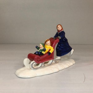 Afdeling 56: Skate sneller... Mam! -Snow Village Department 56 GEPENSIONEERD- Vintage kerstdorpaccessoire - decor vakantiedorp