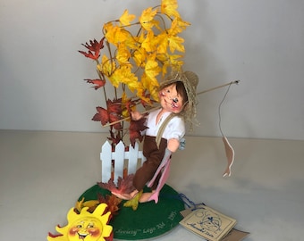 1995 Muñeca Annalee - Niño con logotipo de Going Fishing de 7 pulgadas - Annalee Doll Society; Linda decoración de otoño; Decoración de felpa