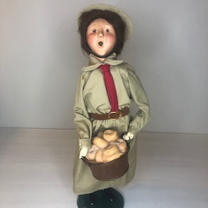 2002 Vintage Byers Choice Caroler -Salvation Army Collection; Doughnut Girl