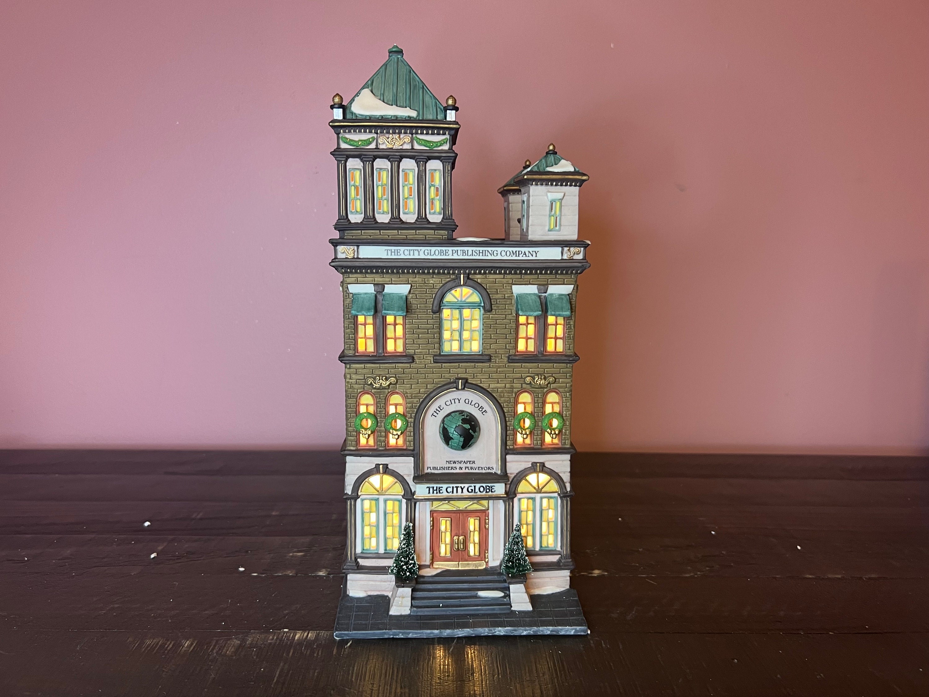 Dept 56: City Globe- Christmas in the City; Department 56 RETIRED