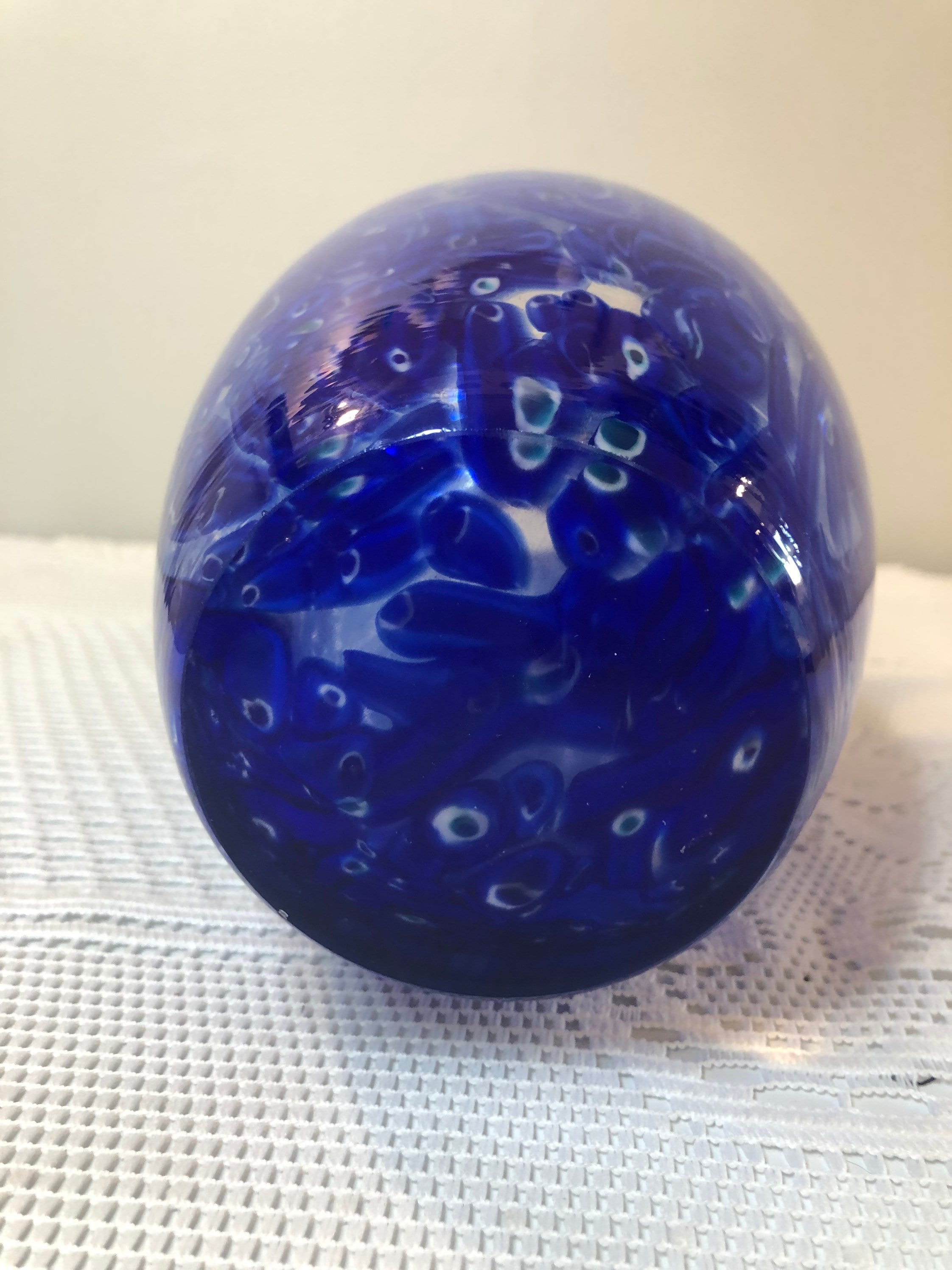 ヴィンテージケース入りガラスの青と白の渦巻きアート花瓶、9インチ