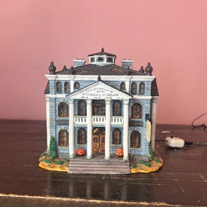 Lemax: Shady Hollow Funeral Parlor, Spooky Town Collection; LEMAX RETIRED - Vintage Lighted Scary Halloween Village Display