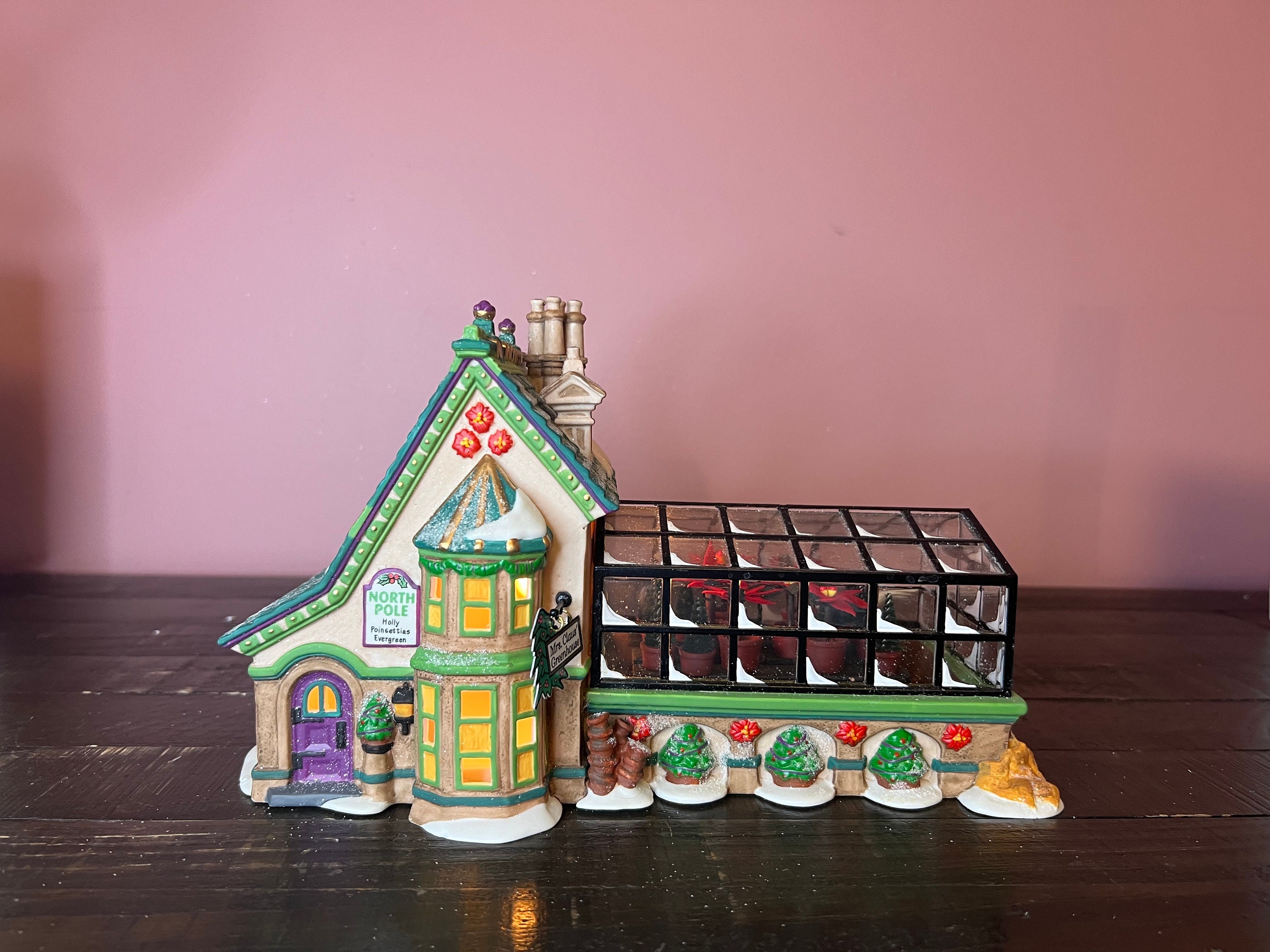 Dept56 ノースポールシリーズ サンタクロース夫妻の家 ライト ハウス 陶器 Amazon.com: Dept. 56 North Pole Series North Pole Dolls and