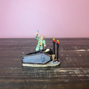 Lemax: Vampire Hunters - Spooky Town Signature Collection; LEMAX RETIRED- Village Accessory, Halloween Village Accessory Scene Decor
