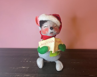 1965 Annalee Doll - 12-Zoll-Caroling Holiday Maus mit Santa House; Niedliches Weihnachtsdekor; Plüsch Urlaub Dekor, handgemachte Puppe