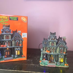 Lemax: Dreadful Manor- Spooky Town Signature Collection; LEMAX RETIRED - Vintage Village Lighted House, Scary Halloween Village Display