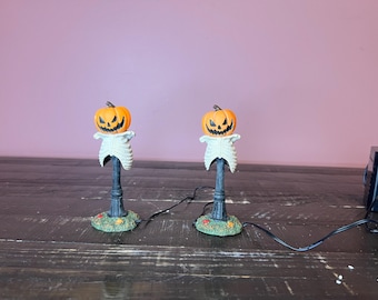 Département 56 : lampadaires citrouilles effrayants ; Village des neiges d'Halloween - Département 56 - RETIRÉE ; Décoration de village illuminée Halloween ; Halloween miniature