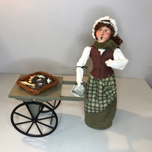 2001 Vintage Byers Choice Caroler- Fish Monger & Fish Cart; seria Cries of London (zestaw 2 sztuk)
