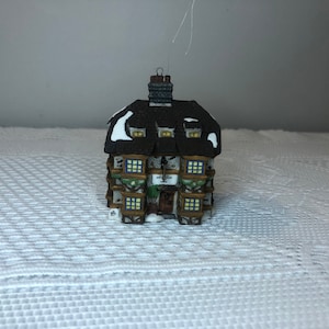 Dept 56 - Sir John Falstaff Inn Ornament: Dicken's Village Series - Afdeling 56 GEPENSIONEERD - Vintage Dept 56 Kerstboomornament