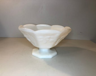 Grande ciotola vintage con piedi in vetro per il latte di garretto in uva e foglia, decorazione in vetro vintage del latte, decorazione del matrimonio bianco vintage