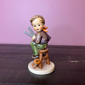 Jaren 1970 Vintage Goebel Hummel Beeldje; Little Tailor # 308- TMK - 5, Vintage porseleinen beeldje - gemaakt in Duitsland, klassiek verzamelbaar woondecoratie