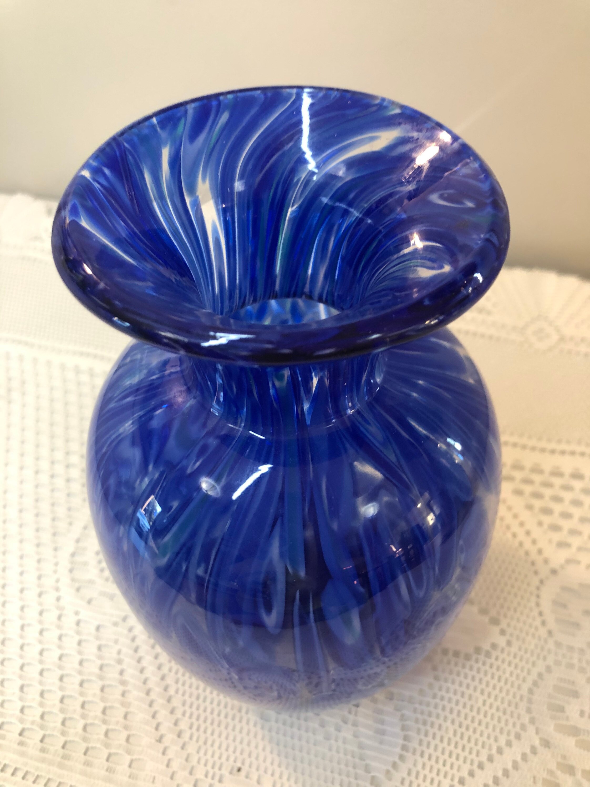 波形ガラス花瓶 青と白アンティーク ヴィンテージケース入りガラスの青と白の渦巻きアート花瓶、9インチ