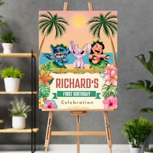 Puede incluir: Un cartel de fiesta de cumplea&ntilde;os colorido con Stitch, Angel y Lilo de Lilo & Stitch de Disney. El cartel tiene un tema tropical con palmeras, flores y una pancarta que dice "Richard's First Birthday Celebration".