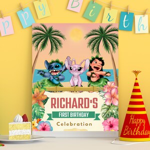 Puede incluir: Una invitaci&oacute;n de fiesta de cumplea&ntilde;os colorida con Stitch y Angel de Lilo & Stitch. La invitaci&oacute;n tiene un tema tropical con palmeras, flores y una escena de playa. El texto de la invitaci&oacute;n dice "Richard's First Birthday Celebration".