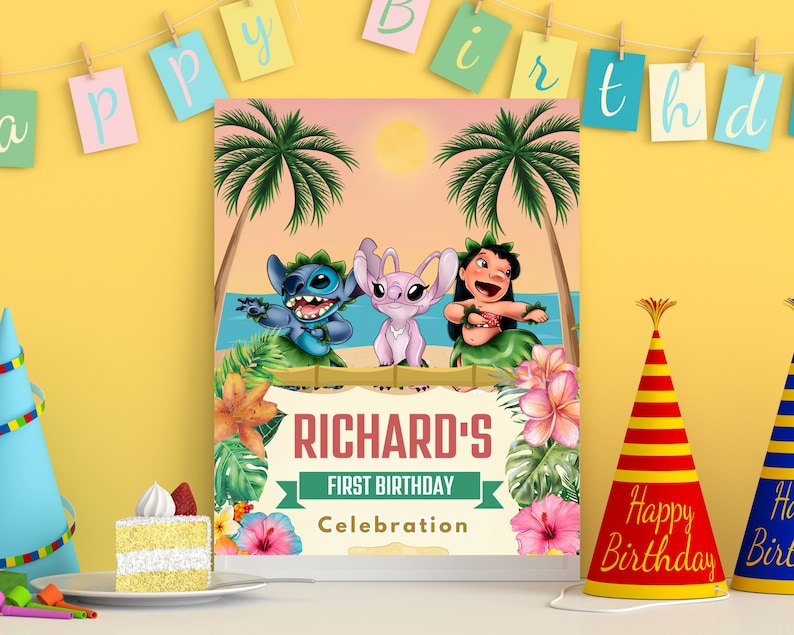 Puede incluir: Una invitaci&oacute;n de fiesta de cumplea&ntilde;os colorida con Stitch y Angel de Lilo & Stitch. La invitaci&oacute;n tiene un tema tropical con palmeras, flores y una escena de playa. El texto de la invitaci&oacute;n dice "Richard's First Birthday Celebration".