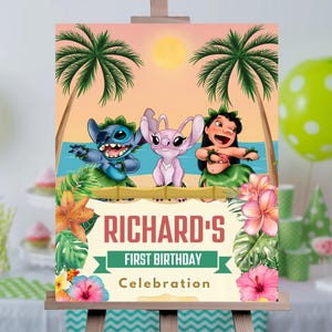 Puede incluir: Un cartel de fiesta de cumplea&ntilde;os colorido con Stitch y Angel de Lilo & Stitch. El cartel tiene un tema tropical con palmeras, flores y un fondo de oc&eacute;ano azul. Dice "Richard's First Birthday Celebration".