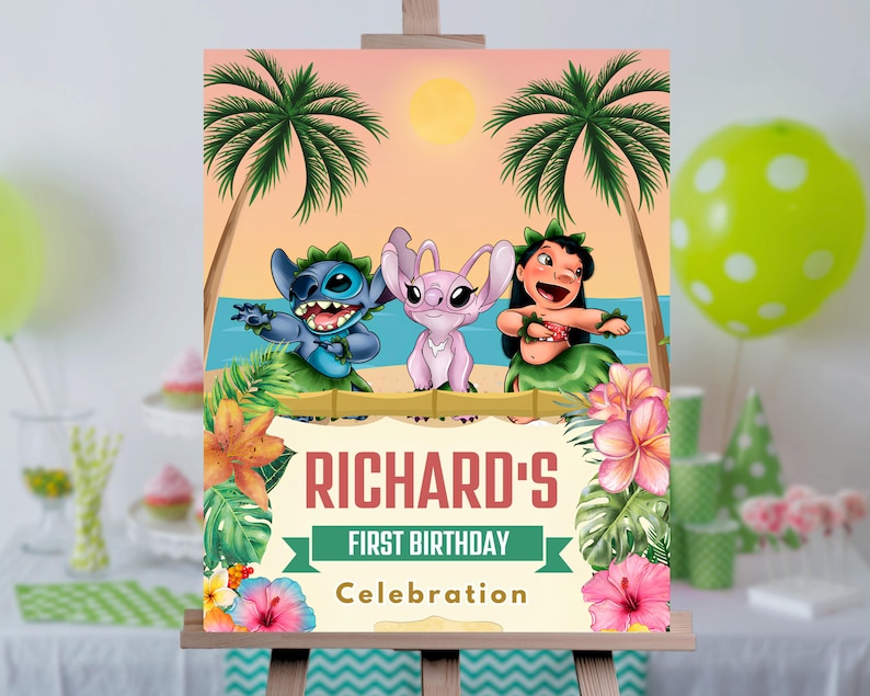 Puede incluir: Un cartel de fiesta de cumplea&ntilde;os colorido con Stitch y Angel de Lilo & Stitch. El cartel tiene un tema tropical con palmeras, flores y un fondo de oc&eacute;ano azul. Dice "Richard's First Birthday Celebration".