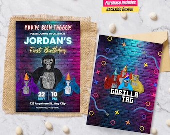 Könnte beinhalten: Eine Geburtstagseinladung mit einem neonrosa, blauen und violetten Ziegelmauerhintergrund. Der Text "You've Been Tagged!" befindet sich oben auf der Einladung. Der Text "Jordan's First Birthday" ist in neonblauen Buchstaben geschrieben. Die Einladung zeigt einen Gorilla, der ein schwarzes Shirt mit dem Wort "Gorilla" trägt. Die Einladung enthält auch ein Datum und eine Uhrzeit für die Party. Die Rückseite der Einladung zeigt eine Ziegelmauer mit einem neonblauen, rosa und violetten Hintergrund. Der Text "Gorilla Tag" befindet sich in der Mitte der Einladung. Auf der Rückseite der Einladung befinden sich vier Gorillas.