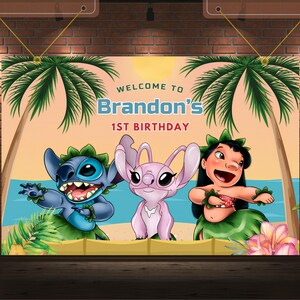 Puede incluir: Una pancarta de fiesta de cumplea&ntilde;os colorida con un tema tropical. La pancarta presenta el texto "Bienvenido a Brandon's 1er cumplea&ntilde;os" y tres personajes de dibujos animados: Stitch, Angel y Lilo. Los personajes llevan collares de flores y est&aacute;n de pie frente a una escena de playa.